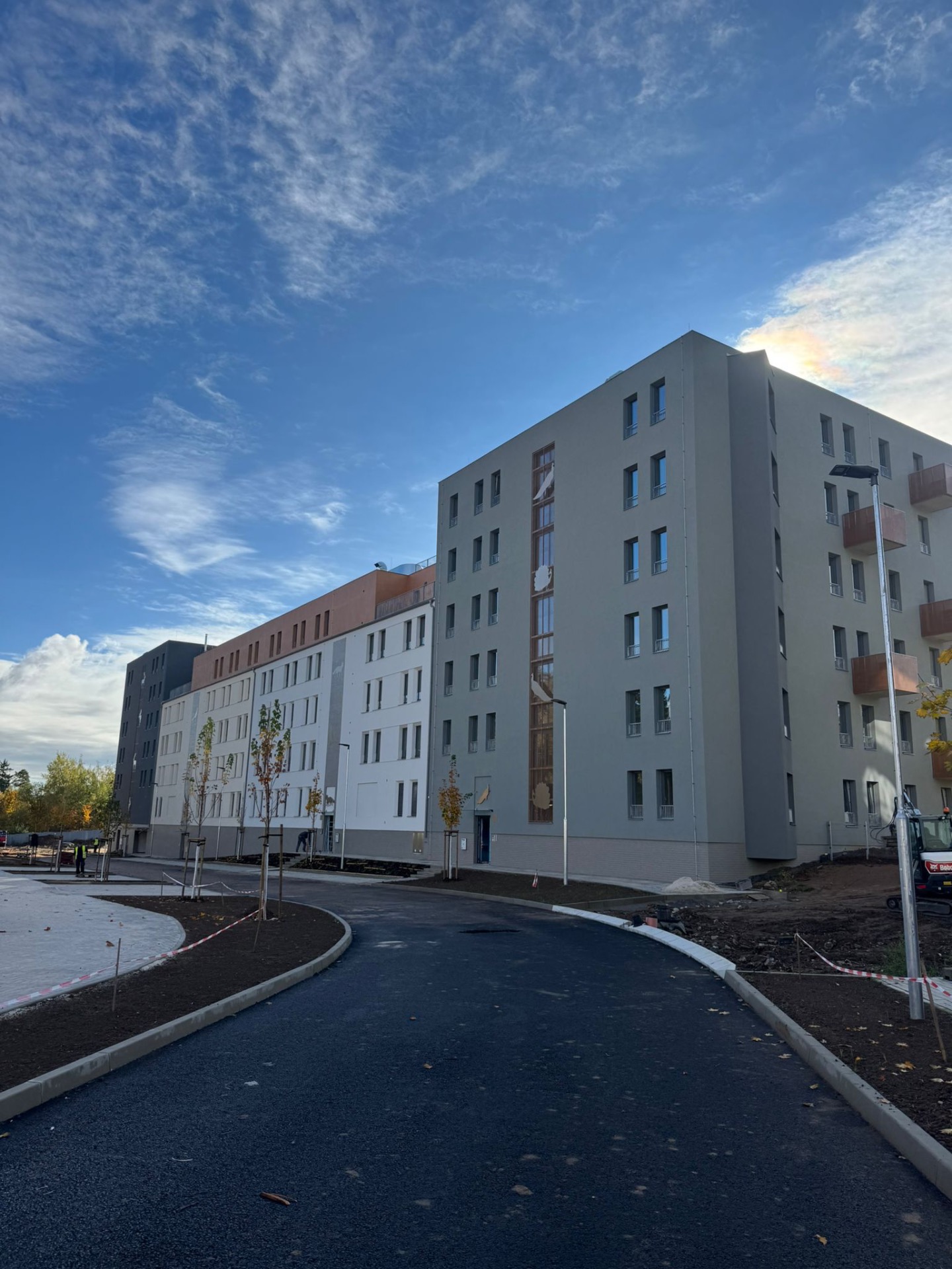 Od dubna 2025 pracujeme na druhé etapě kompletního opláštění bytového domu v Benešově. Projekt se nyní blíží do závěrečné fáze.