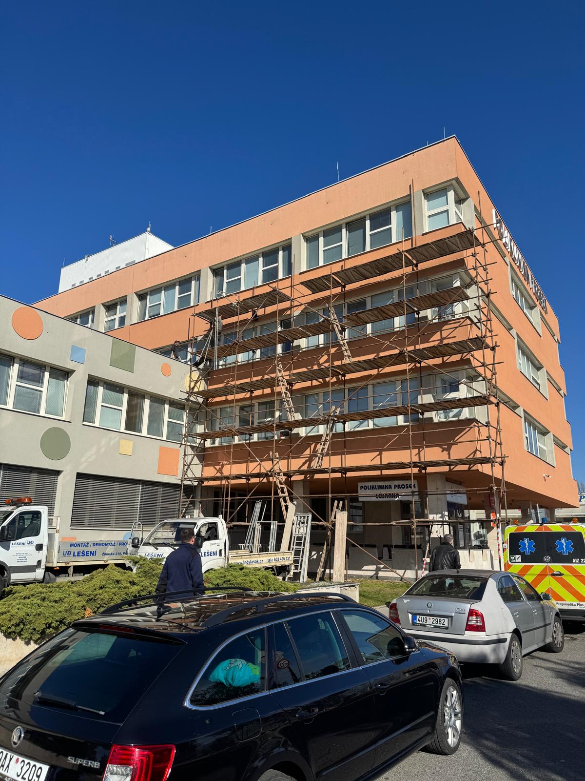 Realizace moderní stínící techniky na Poliklinice Prosek – funkční a estetické řešení pro maximální komfort pacientů i personálu.